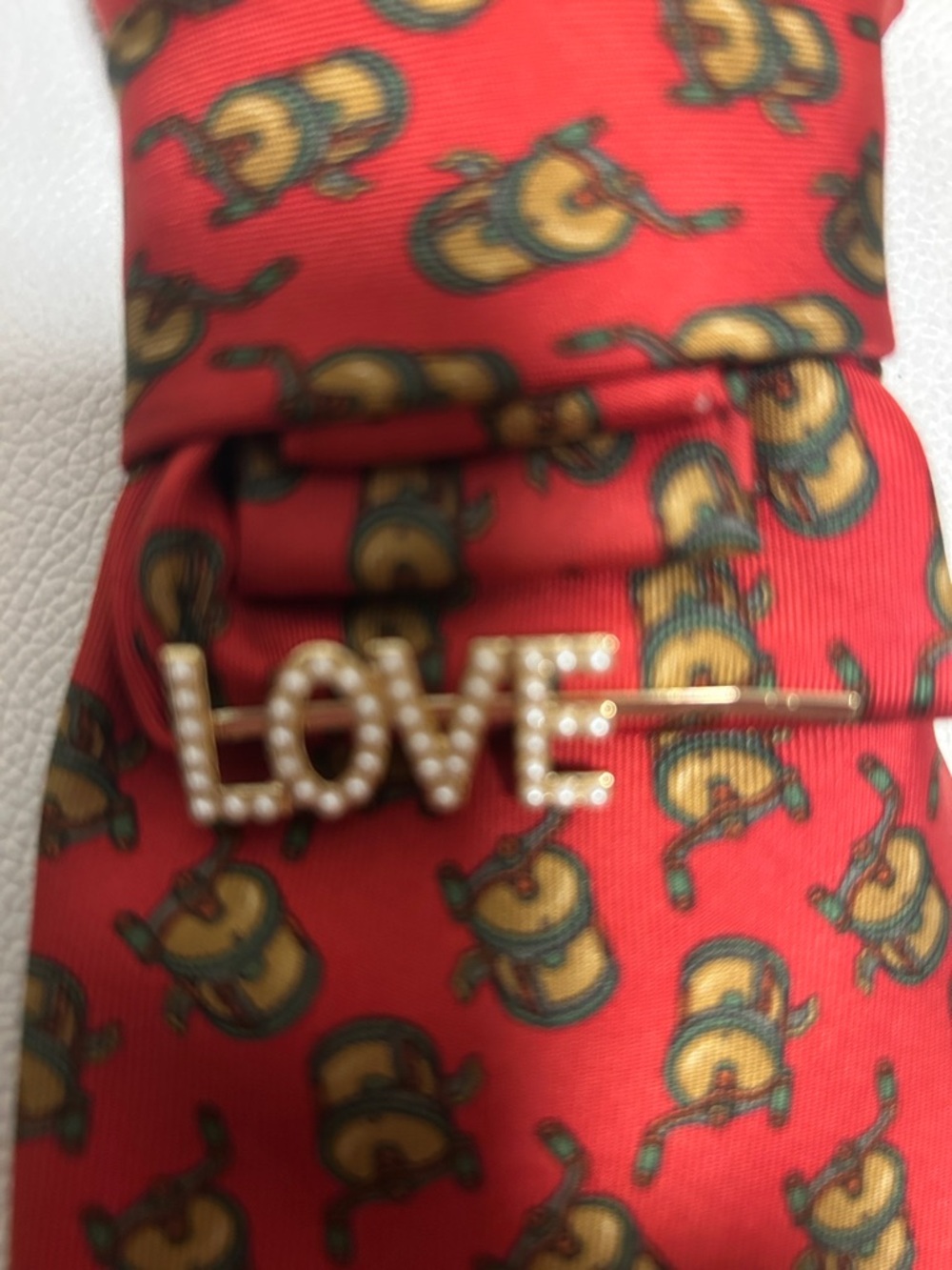 GUCCI Red Patterned Necktie with LOVE Pin - Picture 7 of 14